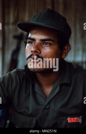 Kisan Anti-Sandinista rebellieren Miskito Inder Contras Vorbereitung einer Razzia über die honduranische Grenze in Nicaragua, Juli 1986 Stockfoto