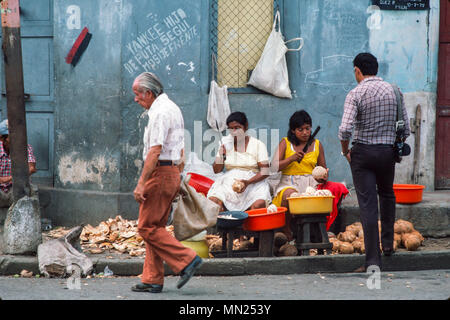 Managua, Nicaragua, Juni 1986. Orientalischer Markt, dem größten Markt in der Hauptstadt - Frauen Kokosnüsse vorbereiten. Stockfoto