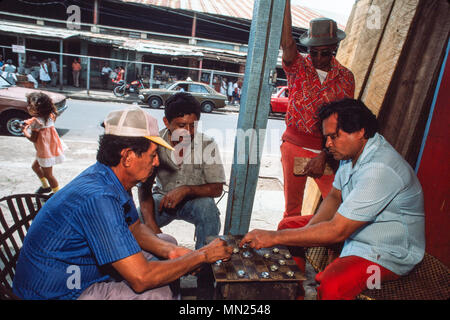 Managua, Nicaragua, Juni 1986. Orientalischer Markt, dem größten Markt in der Hauptstadt - Männer Checkers Spielen mit einem Home-made Board. Stockfoto