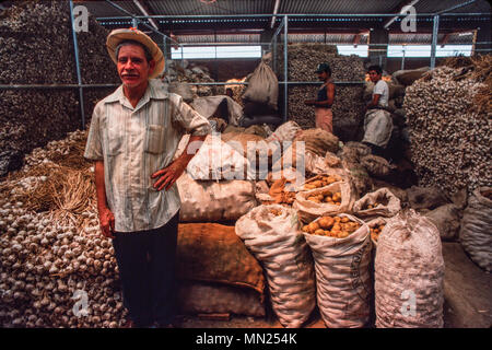 Managua, Nicaragua, Juni 1986. Orientalischer Markt, dem größten Markt in der Hauptstadt - Zwiebeln und Kartoffeln zu verkaufen. Stockfoto