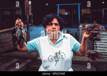 Managua, Nicaragua, Juni 1986. Orientalischer Markt, dem größten Markt in der Hauptstadt - Krabben und Fisch zum Verkauf. Stockfoto