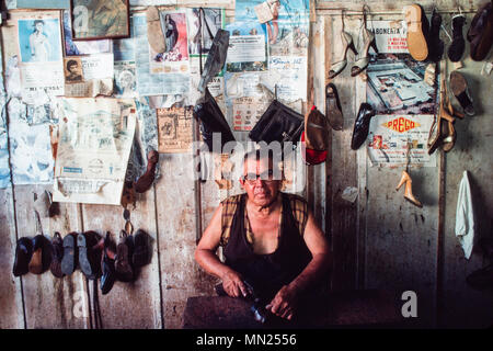 Managua, Nicaragua, Juni 1986. Orientalischer Markt, dem größten Markt in der Hauptstadt - ein Schuster bei der Arbeit. Stockfoto