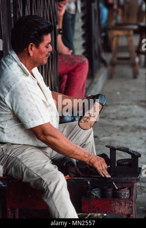 Managua, Nicaragua, Juni 1986. Orientalischer Markt, dem größten Markt in der Hauptstadt - ein Schuster bei der Arbeit. Stockfoto