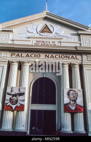 Managua, Nicaragua, Juli 1981; Die nationalen Palast mit Porträts der FSLN narional Helden Augusto Sandino (links) und Carlos Fonseca. Stockfoto