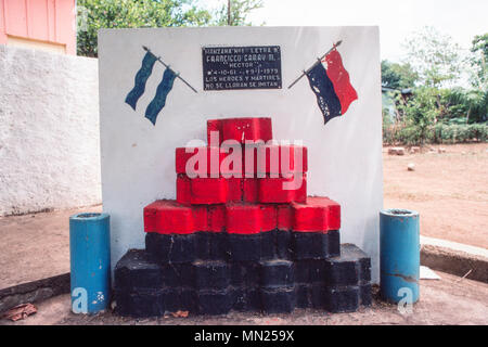 Managua, Nicaragua, Juli 1981; ein Denkmal für die FSLN narional Held auf den Ort, wo er in der Straße getötet wurde Somoza 1979 zu stürzen. Stockfoto