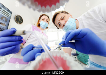 Blick von der Kiefer des Patienten an den Zahnarzt Stockfoto