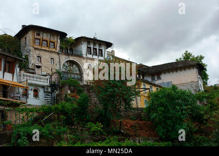 Alte osmanische Häuser in Gjirokastra (gjirokaster), Albanien Stockfoto