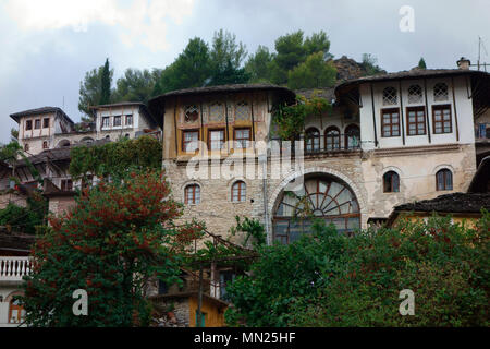 Alte osmanische Häuser in Gjirokastra (gjirokaster), Albanien Stockfoto