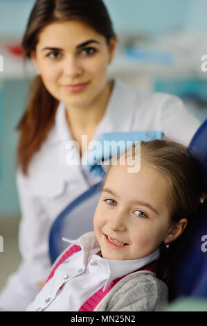 Baby Mädchen am Zahnarzt Stockfoto