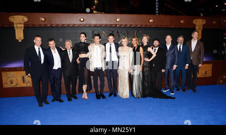 LONDON, ENGLAND - 15. NOVEMBER: (L-R von 2 L) David Heyman, Rick Senat, Katherine Waterston, Ezra Miller, Eddie Redmayne, J.K.Rowling, Carmen Ejogo, Alison Sudol, Dan Fogler, David Yates, Neil Blair und Lionel Wigram teilnehmen Die Europäische Erstaufführung der "fantastischen Tieren und wo Ihnen' im Odeon Leicester Square finden am 15. November in London, England 2016. Stockfoto