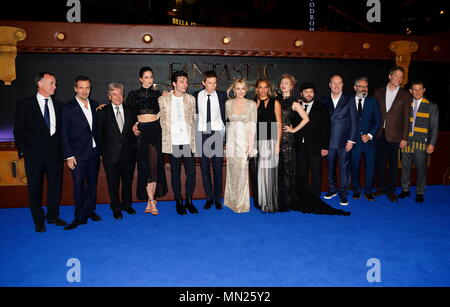 LONDON, ENGLAND - 15. NOVEMBER: (L-R von 2 L) David Heyman, Rick Senat, Katherine Waterston, Ezra Miller, Eddie Redmayne, J.K.Rowling, Carmen Ejogo, Alison Sudol, Dan Fogler, David Yates, Neil Blair und Lionel Wigram teilnehmen Die Europäische Erstaufführung der "fantastischen Tieren und wo Ihnen' im Odeon Leicester Square finden am 15. November in London, England 2016. Stockfoto