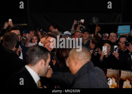 LONDON, ENGLAND - 20. Oktober: Tom Cruise wird unter den Fans während der Teilnahme an der Europäischen Uraufführung von "Jack Reacher: Gehen Sie nie zurück", Cineworld Leicester Square am 20. Oktober 2016 in London, England. Stockfoto