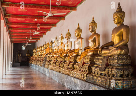 Galerie von Buddhas in der Alten palastartigen Komplex im Zentrum der Stadt Bangkok Thailand Stockfoto