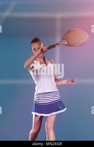 Weibliche Tennisspieler erreichen Der tennisball auf Gericht zu schlagen Stockfoto