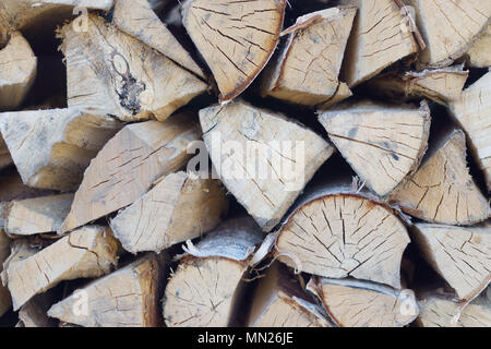 Gehackte Brennholz auf einem Stapel Stockfoto