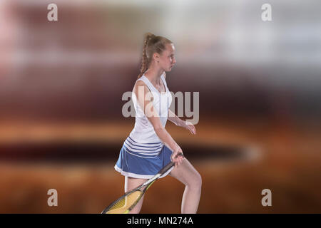 Weibliche Tennisspieler erreichen Der tennisball auf Gericht zu schlagen Stockfoto