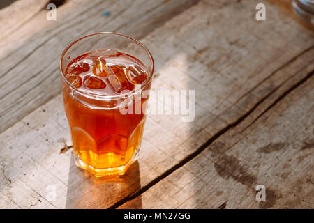 Südlichen Stil iced süßer Tee in zwei Gläser rustikalen Holztisch Stockfoto