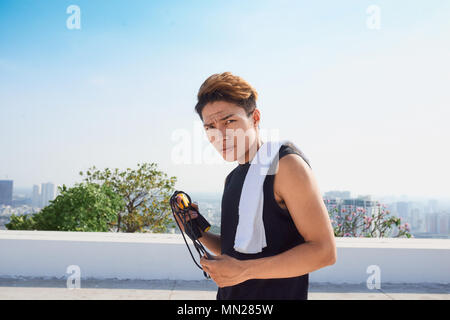 Junger Mann, springen, abseilen in der Natur. Stockfoto