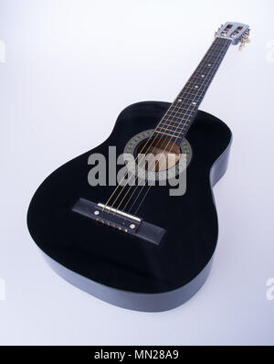 Gitarren oder schwarze Farbe Gitarren auf einem Hintergrund Stockfoto