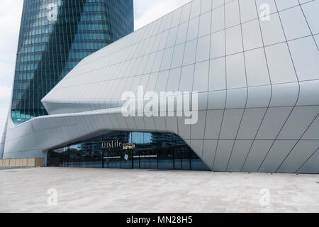 Mailand, Italien - 13. Mai 2018: Citylife Einkaufsviertel unter dem Hadid Tower. Es verfügt über drei Einkaufszentren miteinander verbunden durch eine Fußgängerzone pathwa Stockfoto