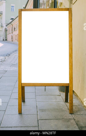 Holz- Menü schwarzes Brett mock up in der Nähe von Cafe, Bar, Restaurant, Geschäft in der Straße Stockfoto