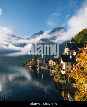 Malerischer Blick auf berühmte Hallstatt Stadt am See in Hallstattersee See in den österreichischen Alpen im Morgenlicht mit hellen Wolken reflektieren, Salzkammergu Stockfoto