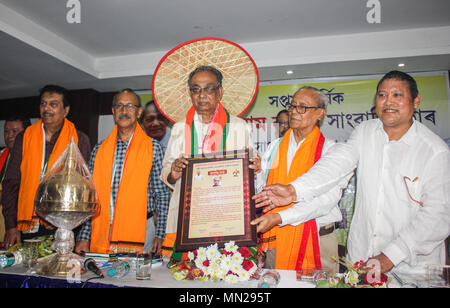 Guwahati, Indien. 13. Mai, 2018. Dr. Nirmal Kumar Choudhury ehemaliger Vizekanzler von gauhati Universität Weg der 7 Anairam Nunisa Lifetime Achievement Award an leitende Journalist Haider Hussain während eine Auszeichnung Funktion in Guwahati. Quelle: David Talukdar/Pacific Press/Alamy leben Nachrichten Stockfoto