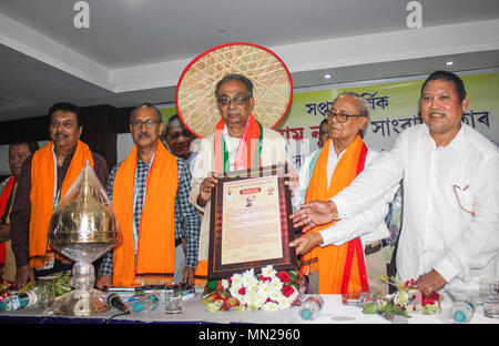 Guwahati, Indien. 13. Mai, 2018. Dr. Nirmal Kumar Choudhury ehemaliger Vizekanzler von gauhati Universität Weg der 7 Anairam Nunisa Lifetime Achievement Award an leitende Journalist Haider Hussain während eine Auszeichnung Funktion in Guwahati. Quelle: David Talukdar/Pacific Press/Alamy leben Nachrichten Stockfoto