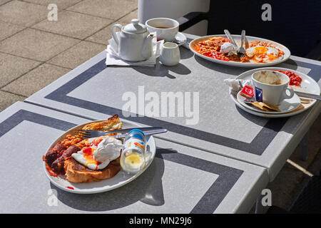 Unvollendete Frühstück auf ein Café im Freien Tisch links Stockfoto