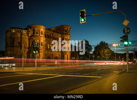 Porta Nigra bei Nacht Stockfoto