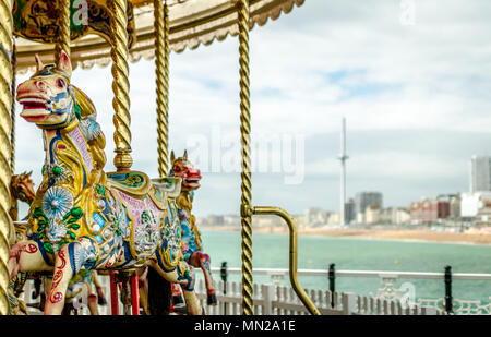 Eine Ansicht von Brighton Pier mit den traditionellen Pferd Karussell auf dem Pier und dem British Airways ich 360 Aussichtsturm in der Ferne. Stockfoto