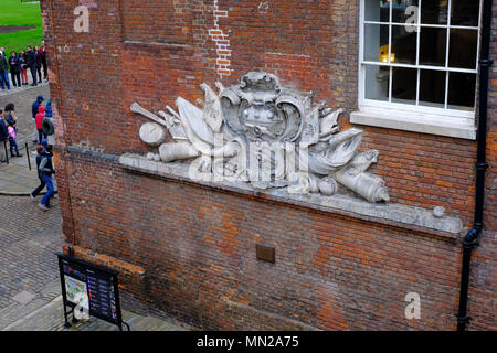 Wappen der Royal Army Ordnance Corps im Tower von London, England, Großbritannien Stockfoto