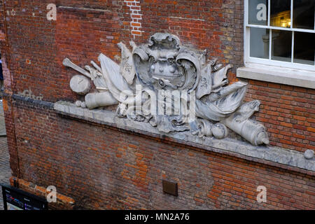 Wappen der Royal Army Ordnance Corps im Tower von London, England, Großbritannien Stockfoto