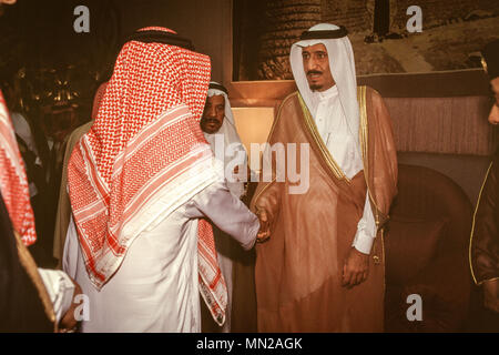 Herrscher des saudiarabischen König Salman, während noch Gouverneur oder Riad Provinz, in seinem Palast in Riad in 1991 Generalaudienz mit saudischer Bürger. Prinz Salman gelang es König Abdullah auf den Thron am 22. Januar 2015. Stockfoto