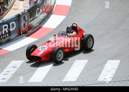 Monte Carlo, Monaco - 11. Mai 2018: Die roten Ferrari 246 Dino F1 (auch bekannt als der Ferrari 156 P), Einsitzer alten Rennwagen, 11 Grand Prix de Monaco Seine