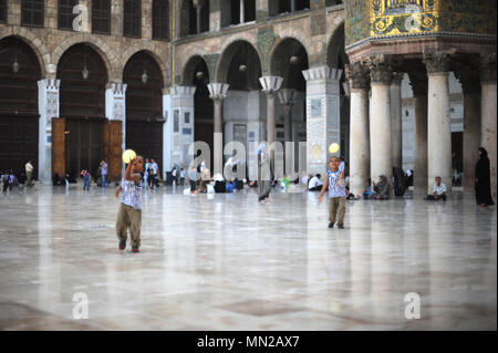 Kinder spielen mit Luftballons in den Hof der Omayyaden-moschee. Damaskus, Syrien Stockfoto