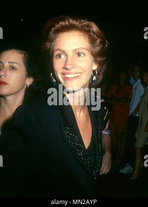 HOLLYWOOD, CA - 06. August: Schauspielerin Julia Roberts besucht die Premiere von "Spielgefährte" am Grauman's Chinese Theater am 6. August 1990 in Hollywood, Kalifornien. Foto von Barry King/Alamy Stock Foto Stockfoto