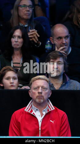 LONDON, ENGLAND - 20. NOVEMBER: Boris Becker besucht das Match zwischen Andy Murray vs Novak Djokovic im Finale der singles Turnier gegen auf Finale Tag acht der ATP World Tour Finale in der O2 Arena am 20. November in London, England 2016. Stockfoto