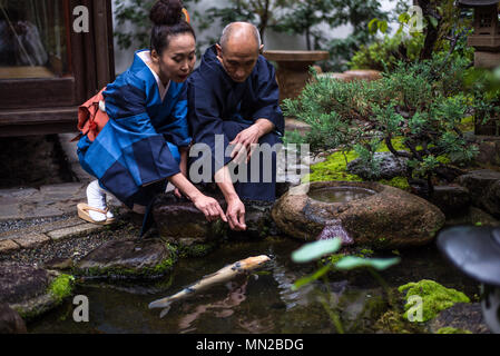 Senior paar Lifestyle Momente in ein traditionelles japanisches Haus Stockfoto