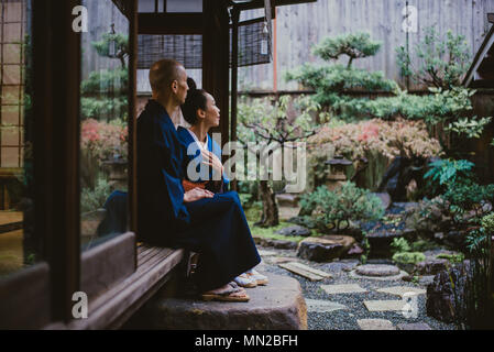 Senior paar Lifestyle Momente in ein traditionelles japanisches Haus Stockfoto