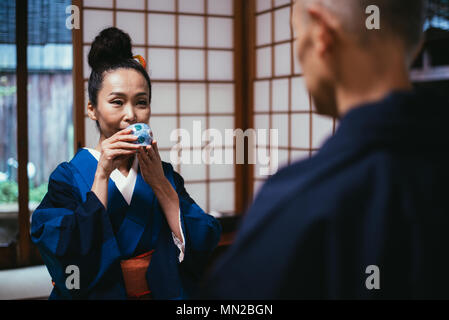 Senior paar Lifestyle Momente in ein traditionelles japanisches Haus Stockfoto