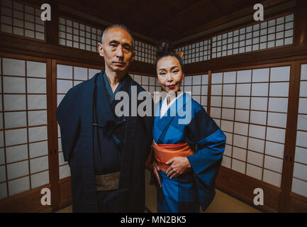 Senior japanisches Paar Momente in einem traditionellen Haus Stockfoto