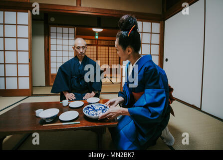 Senior japanisches Paar Momente in einem traditionellen Haus Stockfoto