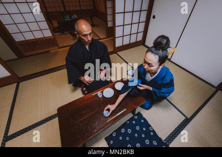Senior japanisches Paar Momente in einem traditionellen Haus Stockfoto