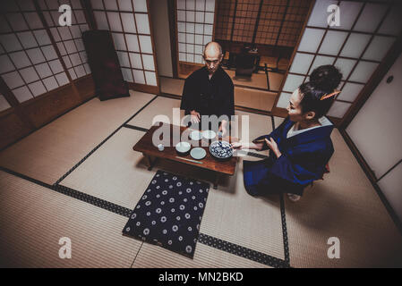 Senior japanisches Paar Momente in einem traditionellen Haus Stockfoto