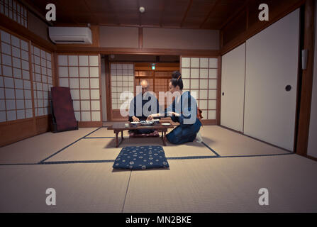 Senior japanisches Paar Momente in einem traditionellen Haus Stockfoto