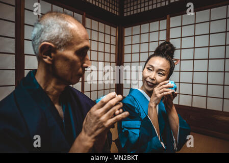 Senior japanisches Paar Momente in einem traditionellen Haus Stockfoto