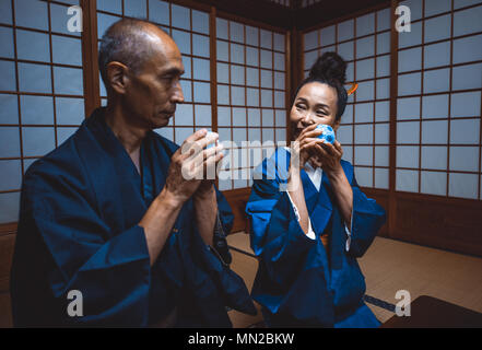 Senior japanisches Paar Momente in einem traditionellen Haus Stockfoto