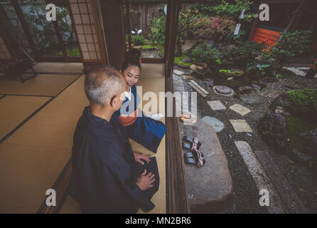 Senior paar Lifestyle Momente in ein traditionelles japanisches Haus Stockfoto