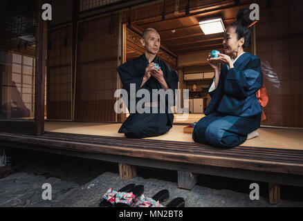 Senior paar Lifestyle Momente in ein traditionelles japanisches Haus Stockfoto